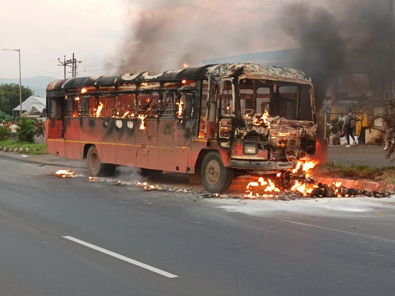 एसटीच्या चाकाखाली बाईक अडकून उडाल्या ठिणग्या; बससह दुचाकीस्वार जळून खाक