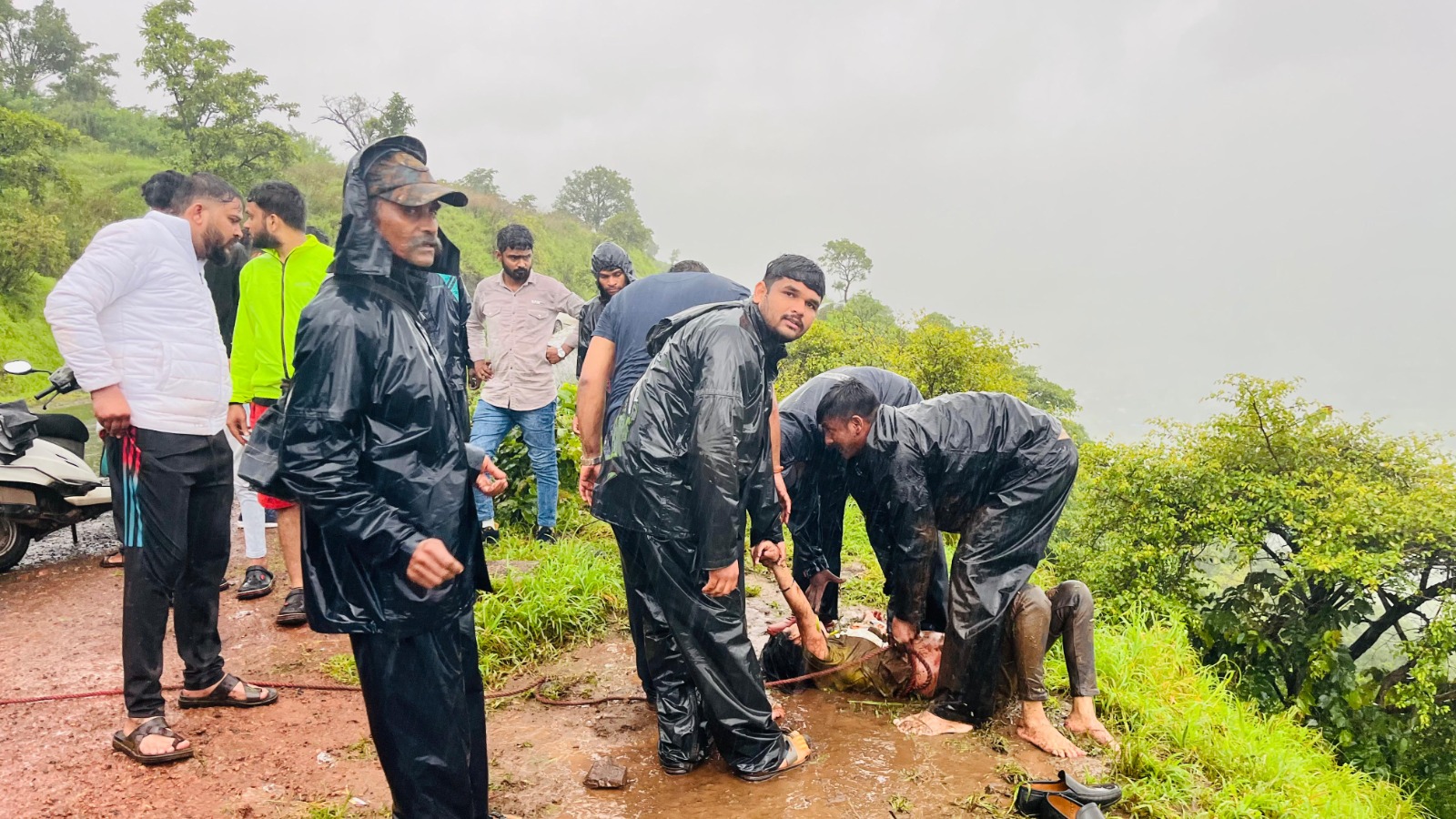 सज्जनगड घाटाच्या दरीमध्ये युवती कोसळली बचाव कार्य वेगाने राबवून  युवतीचे वाचवले प्राण 