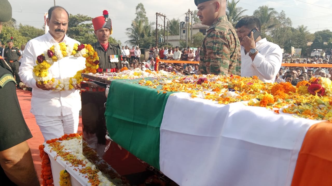 शहीद जवान शुभम घाडगे यांच्या पार्थिवावर कामेरी येथे शासकीय इतमामात अंत्यसंस्कार