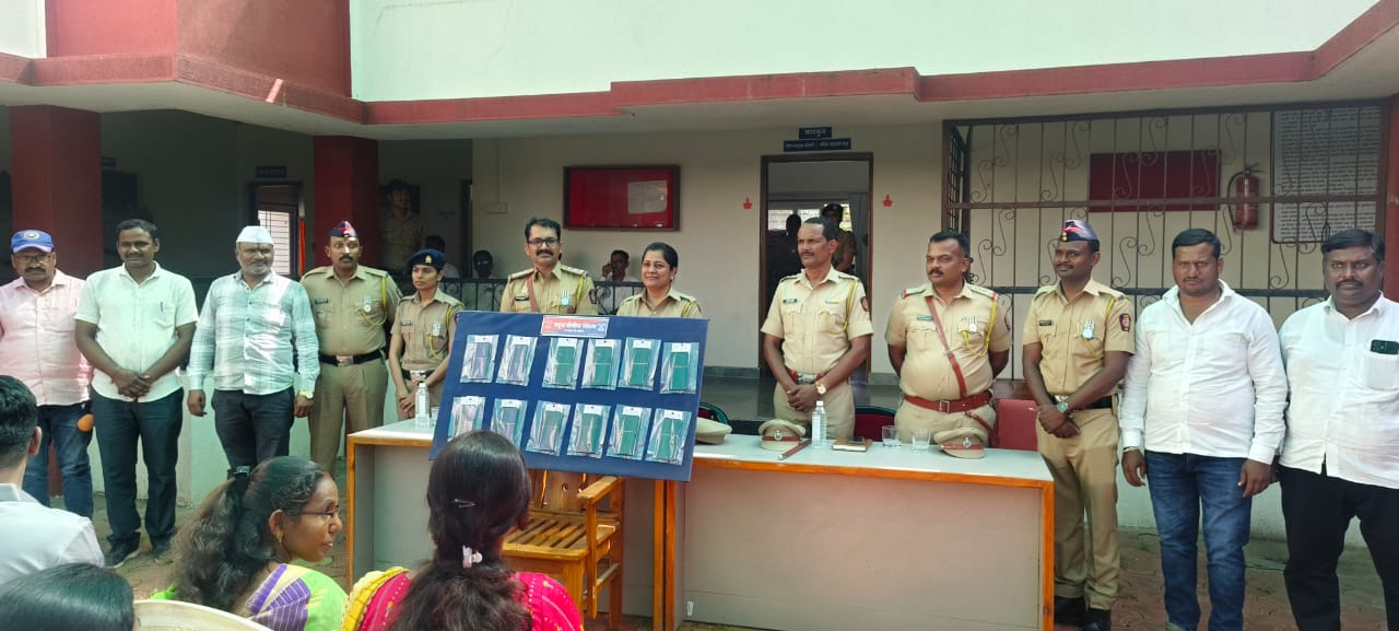 वडुज पोलीस ठाणे हद्दीतुन नागरिकांचे गहाळ झालेले सुमारे साडेचार लाख रुपये किंमतीचे एकुण २४ मोबाईल हस्तगत