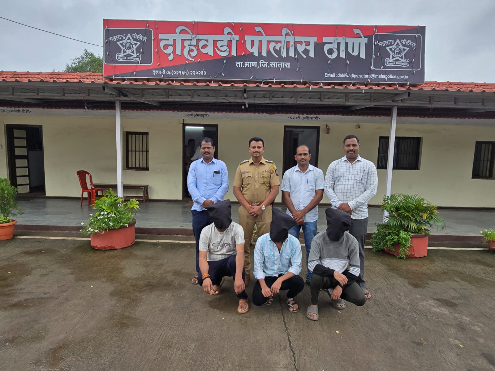 गोंदवले येथील सुरज शीलवंत यास आत्महत्यास प्रवृत्त करणाऱ्या फरार तीन आरोपींना अटक... 