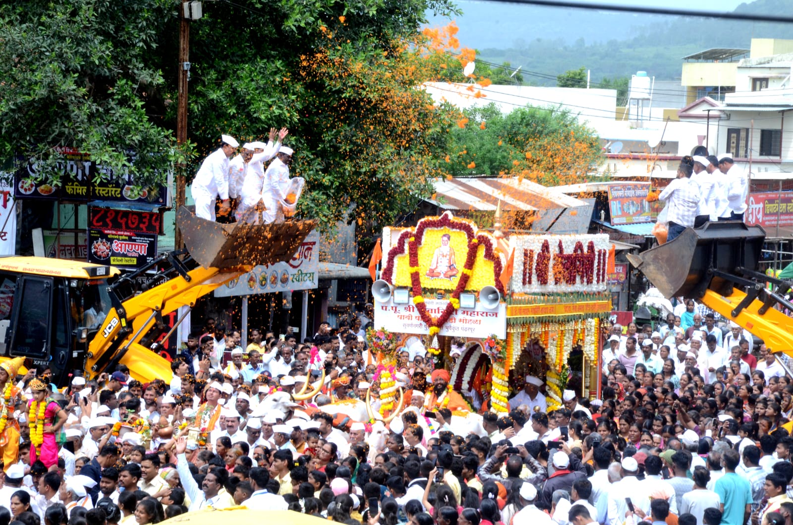 हजारो भाविक व वारकऱ्यांच्या उपस्थिती सेवागिरी महाराज दिंडीचे पंढरपूरकडे प्रस्थान