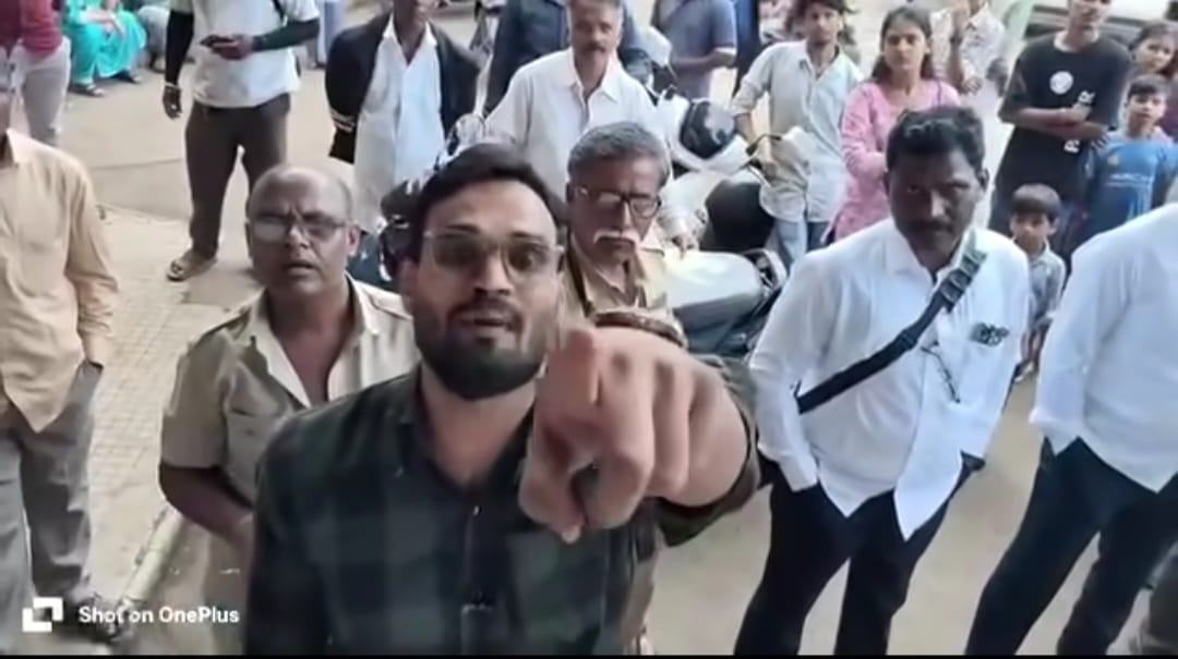 पत्रकारांना दलाल म्हणणाऱ्या मुजोर वाहतूक निरीक्षक शाहरुख खानचे निलंबन