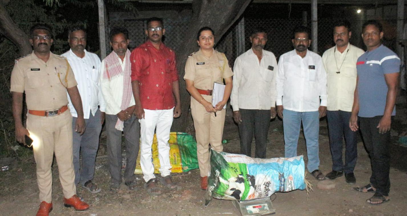 गुणवरेचा गांजा उत्पादक शेतकरी अंकुश कोळेकर ला फलटण ग्रामीण पोलिसांनी गांजा सह घेतले ताब्यात. 