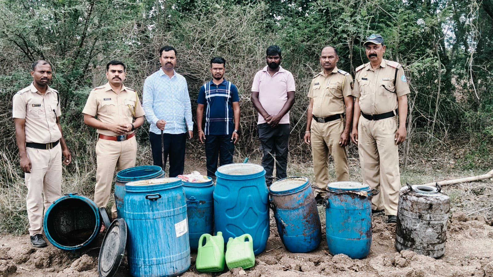 पुसेगाव पोलिसांची मोठी कारवाई; खटाव जवळील मळवी शिवारात हातभट्टीवर छापा, १ लाख १ हजारांचा मुद्देमाल जप्त!