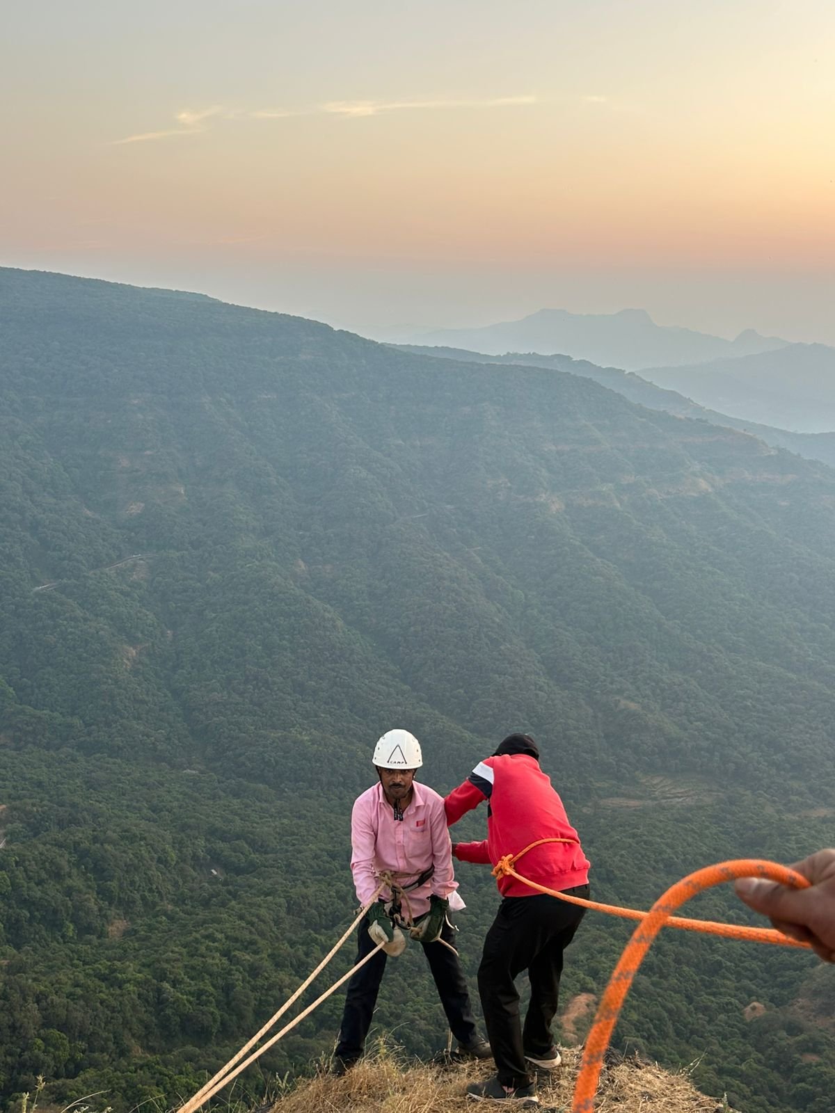 महाबळेश्वरच्या लॉडविक पॉईंटवर उडी मारून व्यक्तीची आत्महत्या