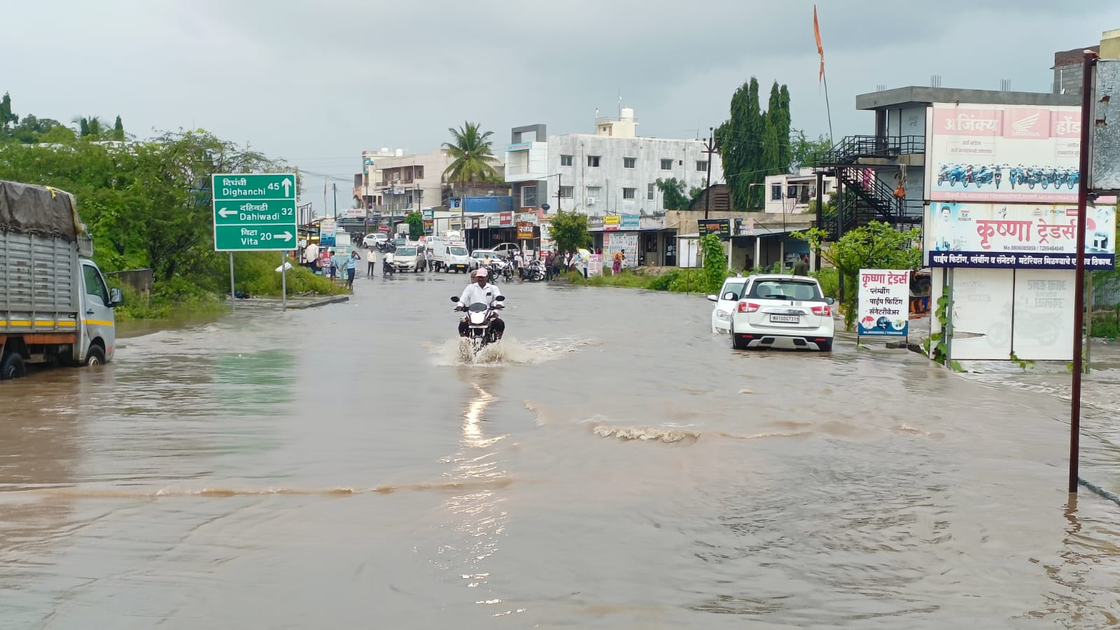 मायणीत पावसामुळे पूरस्थिती उद्भवली